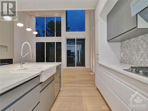 20 Dunham Street, Ottawa, ON - Indoor Photo Showing Kitchen