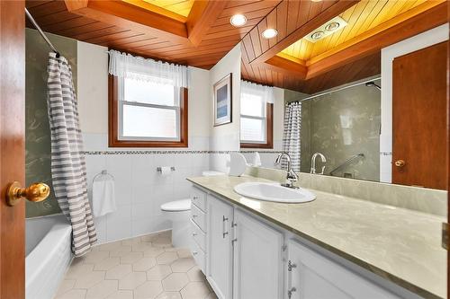 30 Cameron Avenue S, Hamilton, ON - Indoor Photo Showing Bathroom