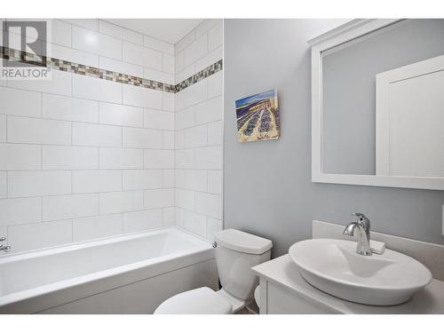 642 E 5Th Street, North Vancouver, BC - Indoor Photo Showing Bathroom