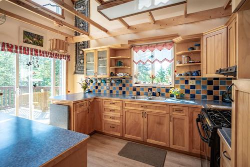 6040 Pine Ridge Road, Kaslo, BC - Indoor Photo Showing Kitchen With Double Sink