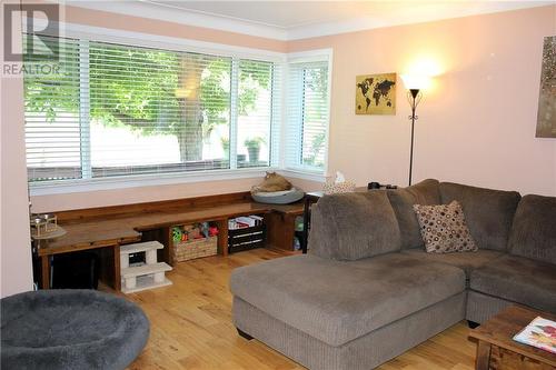 Living room built in bench and hardwood floors - 95 Algonquin Avenue, Long Sault, ON - Indoor Photo Showing Living Room