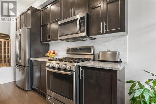 852 Clapham Terrace, Stittsville, ON - Indoor Photo Showing Kitchen