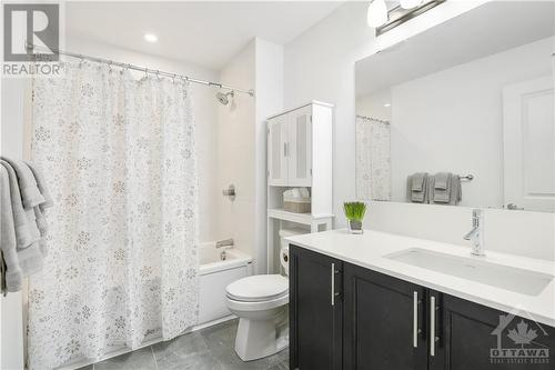 Main bathroom - 852 Clapham Terrace, Stittsville, ON - Indoor Photo Showing Bathroom