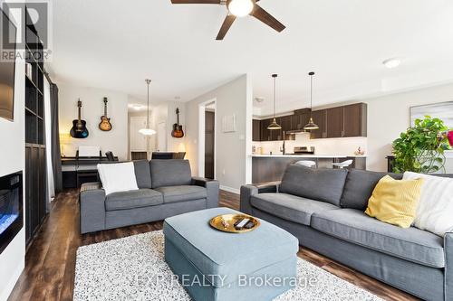 38 Walker Boulevard, New Tecumseth (Alliston), ON - Indoor Photo Showing Living Room