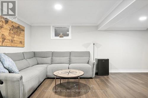 636 Artreva Crescent, Burlington, ON - Indoor Photo Showing Living Room