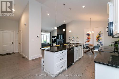 209 Summerset Place, Chatham-Kent (Chatham), ON - Indoor Photo Showing Kitchen With Upgraded Kitchen