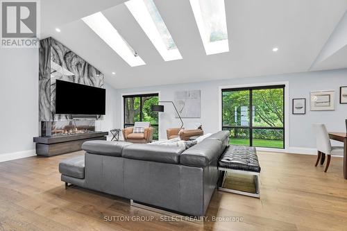 6954 Lambeth Walk, London, ON - Indoor Photo Showing Living Room