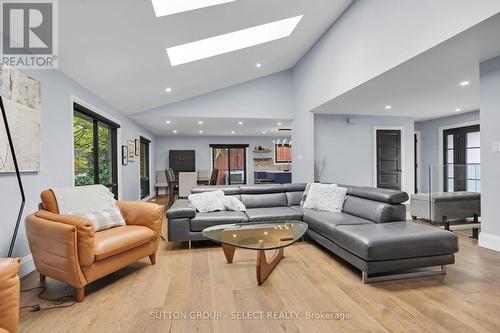 6954 Lambeth Walk, London, ON - Indoor Photo Showing Living Room