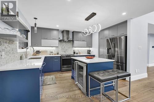 6954 Lambeth Walk, London, ON - Indoor Photo Showing Kitchen With Upgraded Kitchen