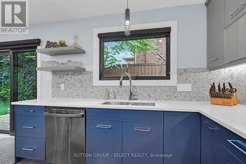 6954 Lambeth Walk, London, ON - Indoor Photo Showing Kitchen