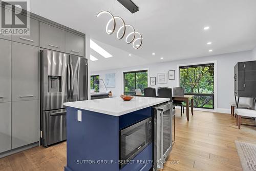 6954 Lambeth Walk, London, ON - Indoor Photo Showing Kitchen