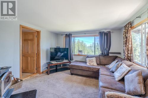 7559 High Country Road, Bridge Lake, BC - Indoor Photo Showing Living Room