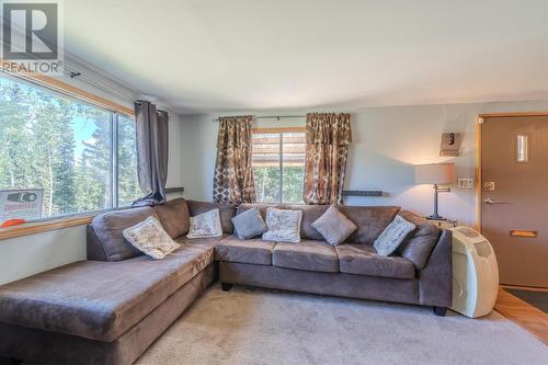 7559 High Country Road, Bridge Lake, BC - Indoor Photo Showing Living Room