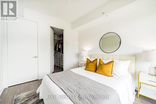 611 - 377 Madison Avenue, Toronto, ON - Indoor Photo Showing Bedroom