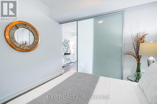 611 - 377 Madison Avenue, Toronto, ON - Indoor Photo Showing Bedroom