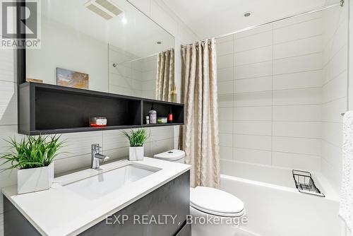 611 - 377 Madison Avenue, Toronto, ON - Indoor Photo Showing Bathroom