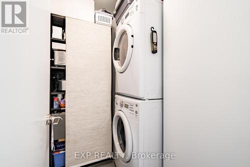 611 - 377 Madison Avenue, Toronto, ON - Indoor Photo Showing Laundry Room
