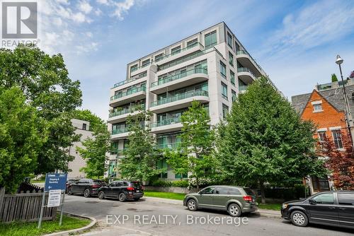 611 - 377 Madison Avenue, Toronto, ON - Outdoor With Balcony