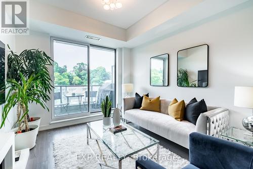 611 - 377 Madison Avenue, Toronto, ON - Indoor Photo Showing Living Room