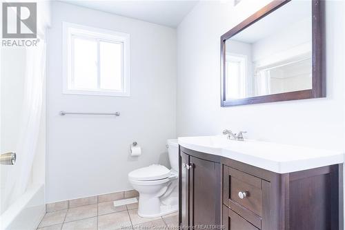 1657 Blairwood, Windsor, ON - Indoor Photo Showing Bathroom
