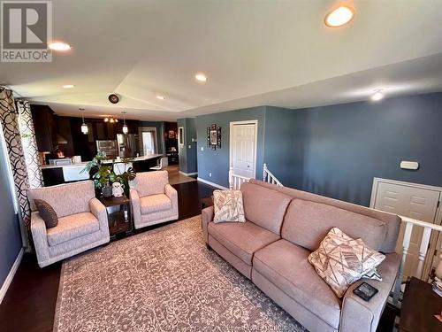 10497 Beverly Glen, Windsor, ON - Indoor Photo Showing Living Room