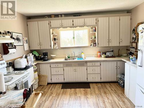 709 Junction Rd, Smooth Rock Falls, ON - Indoor Photo Showing Kitchen