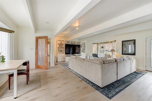 5050 Treadgold Court, Kelowna, BC - Indoor Photo Showing Living Room