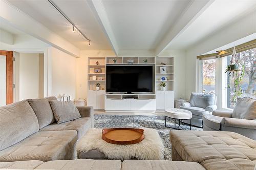 5050 Treadgold Court, Kelowna, BC - Indoor Photo Showing Living Room