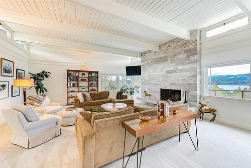 5050 Treadgold Court, Kelowna, BC - Indoor Photo Showing Living Room