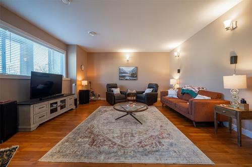 5024 Seon Crescent, Kelowna, BC - Indoor Photo Showing Living Room