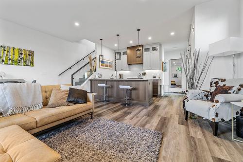 3-852 Stockwell Avenue, Kelowna, BC - Indoor Photo Showing Living Room