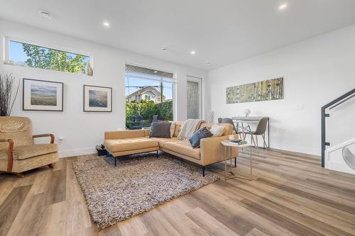 3-852 Stockwell Avenue, Kelowna, BC - Indoor Photo Showing Living Room