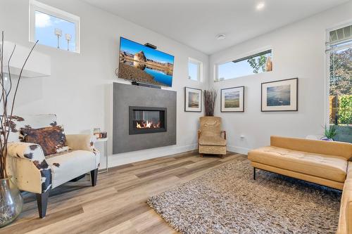 3-852 Stockwell Avenue, Kelowna, BC - Indoor Photo Showing Living Room With Fireplace