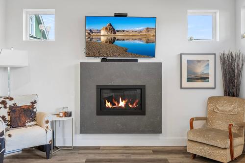 3-852 Stockwell Avenue, Kelowna, BC - Indoor Photo Showing Living Room With Fireplace