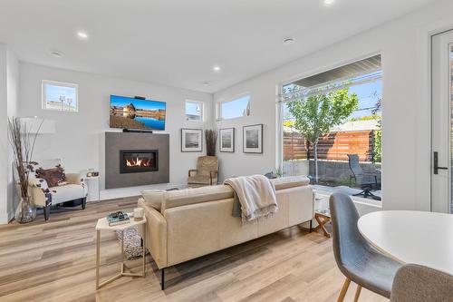 3-852 Stockwell Avenue, Kelowna, BC - Indoor Photo Showing Living Room With Fireplace