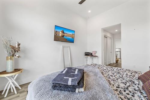 3-852 Stockwell Avenue, Kelowna, BC - Indoor Photo Showing Bedroom