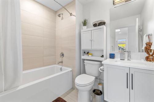 3-852 Stockwell Avenue, Kelowna, BC - Indoor Photo Showing Bathroom