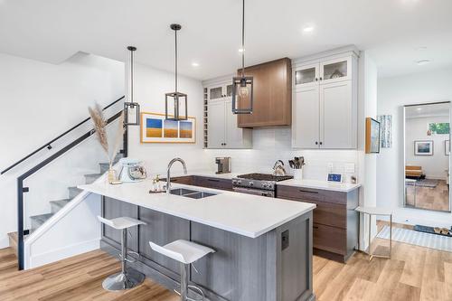 3-852 Stockwell Avenue, Kelowna, BC - Indoor Photo Showing Kitchen With Double Sink With Upgraded Kitchen