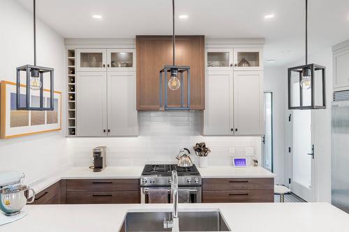 3-852 Stockwell Avenue, Kelowna, BC - Indoor Photo Showing Kitchen With Upgraded Kitchen