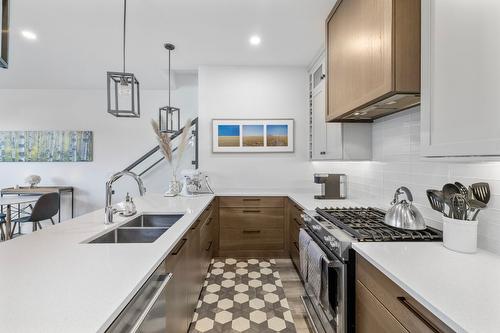 3-852 Stockwell Avenue, Kelowna, BC - Indoor Photo Showing Kitchen With Double Sink With Upgraded Kitchen