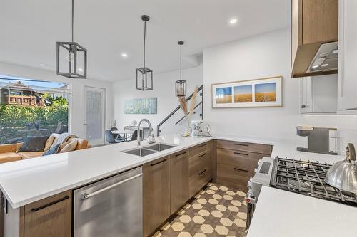 3-852 Stockwell Avenue, Kelowna, BC - Indoor Photo Showing Kitchen With Double Sink With Upgraded Kitchen