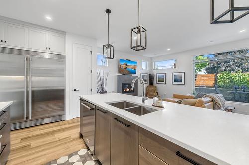 3-852 Stockwell Avenue, Kelowna, BC - Indoor Photo Showing Kitchen With Double Sink With Upgraded Kitchen