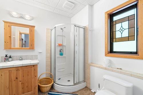 8475 Squilax-Anglemont Road, Anglemont, BC - Indoor Photo Showing Bathroom