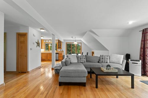 8475 Squilax-Anglemont Road, Anglemont, BC - Indoor Photo Showing Living Room