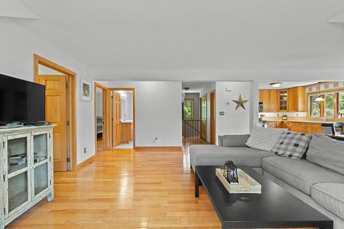 8475 Squilax-Anglemont Road, Anglemont, BC - Indoor Photo Showing Living Room