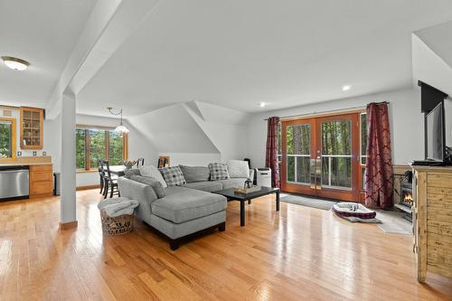 8475 Squilax-Anglemont Road, Anglemont, BC - Indoor Photo Showing Living Room