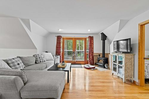 8475 Squilax-Anglemont Road, Anglemont, BC - Indoor Photo Showing Living Room