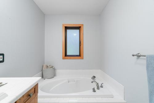 8475 Squilax-Anglemont Road, Anglemont, BC - Indoor Photo Showing Bathroom