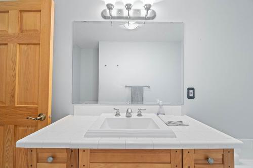 8475 Squilax-Anglemont Road, Anglemont, BC - Indoor Photo Showing Bathroom