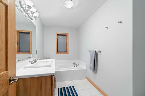 8475 Squilax-Anglemont Road, Anglemont, BC - Indoor Photo Showing Bathroom